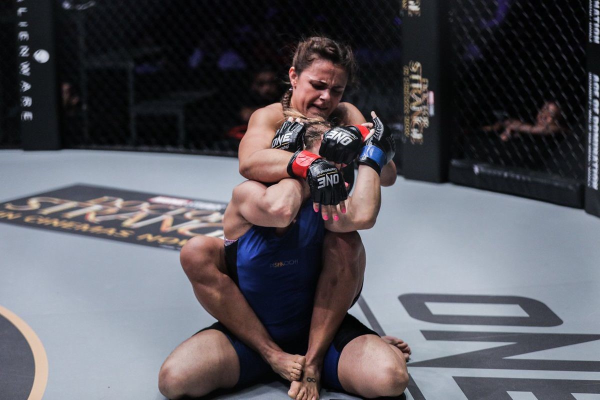 Angela Lee vs Michelle Nicolini - Trận đại chiến khóa siết Angela Lee vs Michelle Nicolini - Trận đại chiến khóa siết